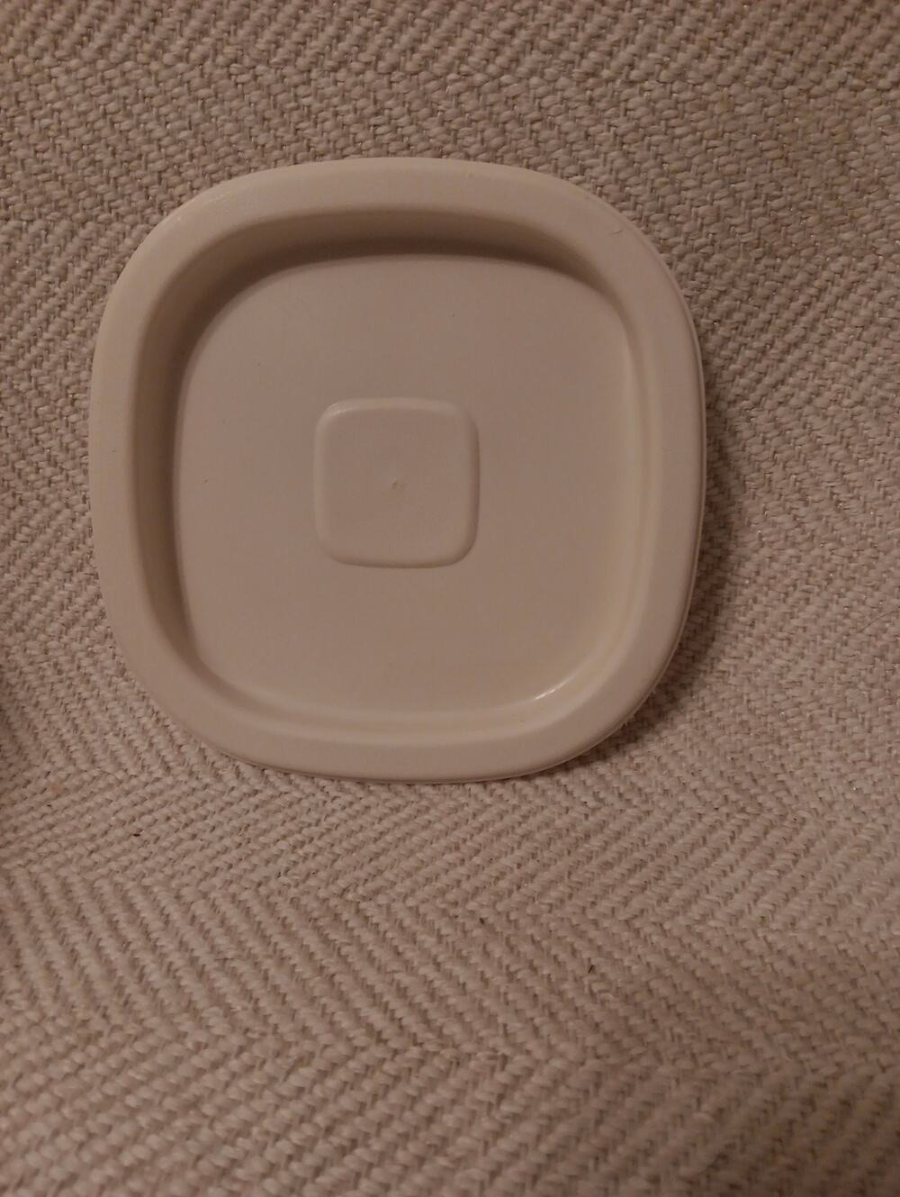 VTG Rubbermaid Servin' Saver Light Almond Square Lid 0044 # 5 Replacement Part